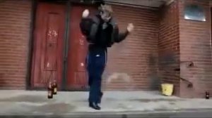 Парень с пивом угарно танцует пасадобль.