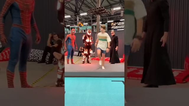 Мальчик Удивил Человека-Паука и Хищника??#shorts смотреть онлайн