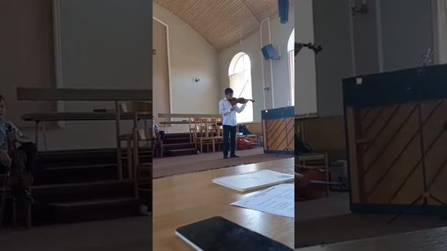 богар цигани. славлят Бога на скрипки .