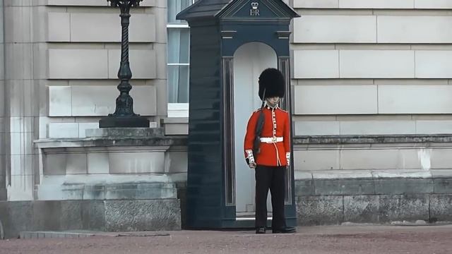 Buckingham Palace Royal Guard in a rage смотреть онлайн