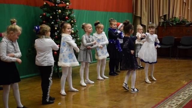 Средняя школа № 6 г. Могилёва. Новый год 2019. Танец "Синий иней". Начальная школа смотреть онлайн