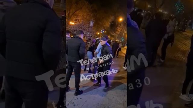 Буйный посетитель ресторана Карфаген в Астрахани смотреть онлайн