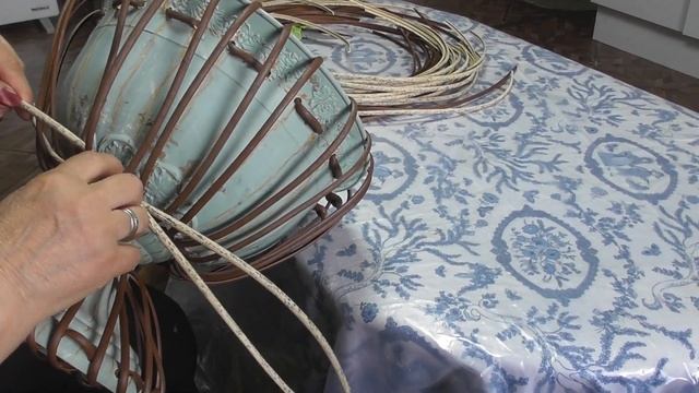 ОПЛЕТАЮ РОТАНГОМ ВАЗОНЫ НА НОЖКАХ смотреть онлайн