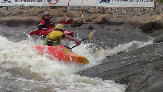 Тренировка сборной Пермского края по фристайлу на бурной воде на слаломном канале в Окуловке смотреть онлайн