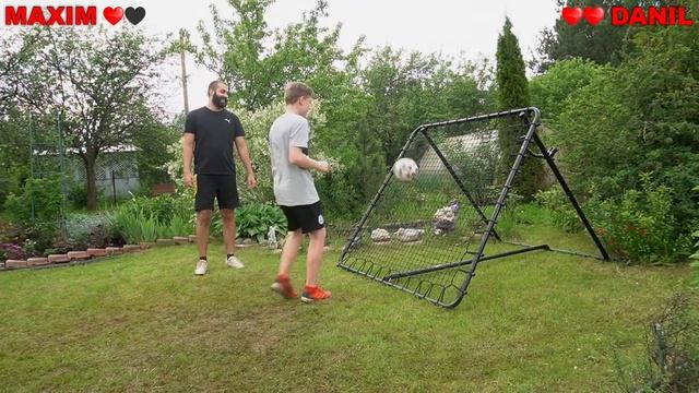 ЧЕКАНЬ ФУТБОЛЬНЫЙ МЯЧ ЧТОБЫ ВЫЖИТЬ / 14 ЛЕТ vs 26 смотреть онлайн