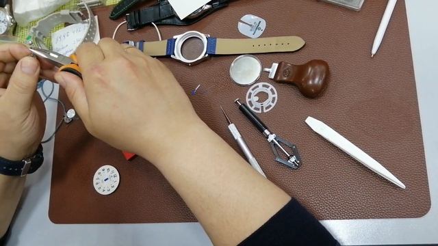 Быстрый и качественный ремонт часов (или просто замена механизма на часах) смотреть онлайн