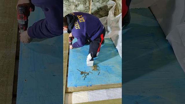 Как закрепить фанеру в деревянном доме ?) Накрутил саморезов) #shorts смотреть онлайн