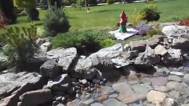 Альпийская горка с ручейком и водоёмом. смотреть онлайн