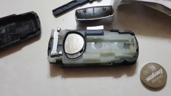 ПАССАТ СС замена батарейки в ключе зажигания!