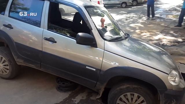 Chevrolet Niva провалилась в яму смотреть онлайн