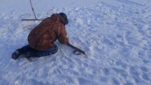 Как быстро поставить рыболовную сеть под лёд.