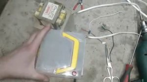 АППАРАТ ДЛЯ ВЫЖИГАНИЯ МОЛНИЙ НА ДЕРЕВЕ ! DEVICE OF LICHTENBERG DIY.