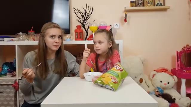 Обычная ЕДА против Чипсов ЧЕЛЛЕНДЖ Сравни Вкус Что Лучше? Милана с Сестрой. смотреть онлайн
