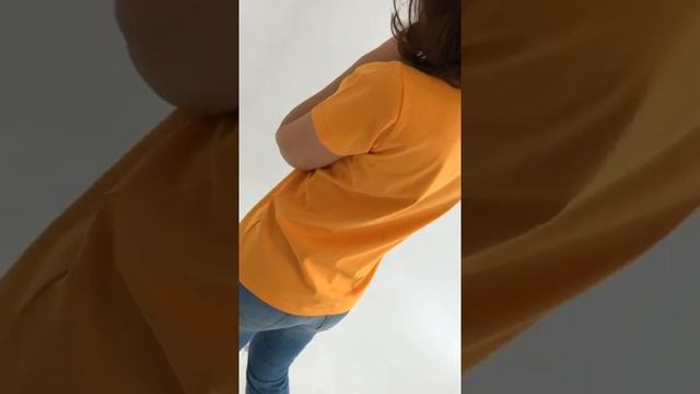 Футболка женская прямого кроя, горчичного цвета с карманом смотреть онлайн