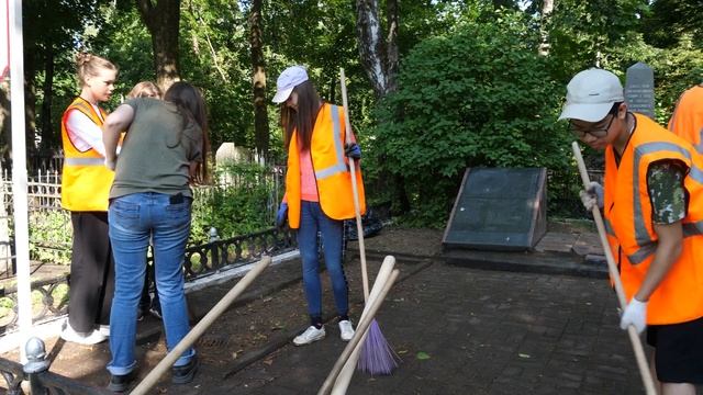 В Смоленске трудовые бригады юных смолян делают город чище смотреть онлайн