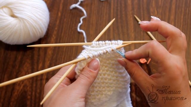 Двойные варежки – нецарапки спицами, видео | Baby mittens knitting pattern смотреть онлайн