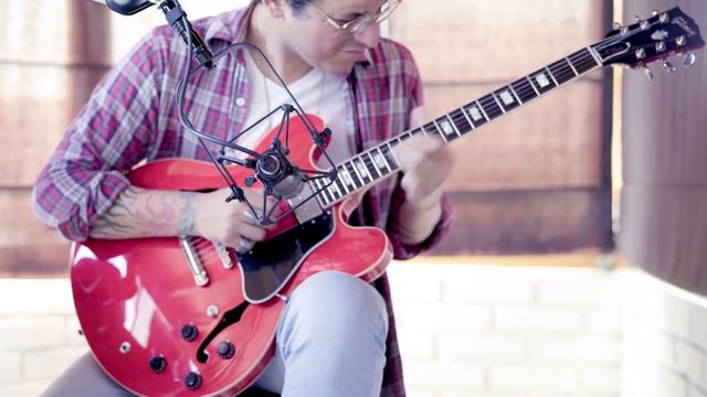 Blues licks on a Gibson 335 unplugged смотреть онлайн
