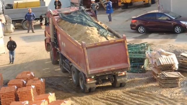 Kamaz Самосвал выгрузит песок на Поле возле стройки смотреть онлайн