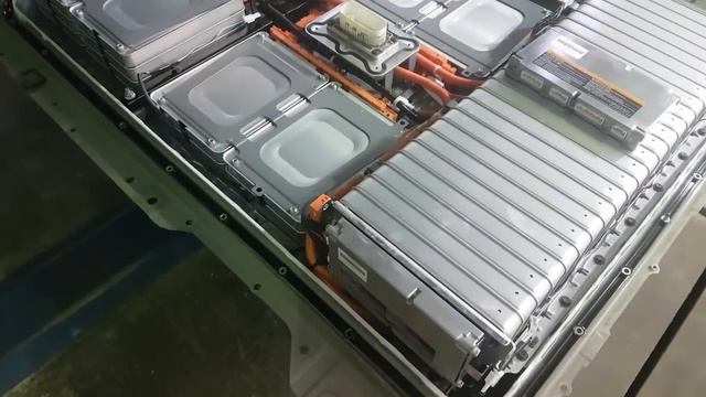 Nissan Leaf - разборка батареи и замена ее целиком смотреть онлайн