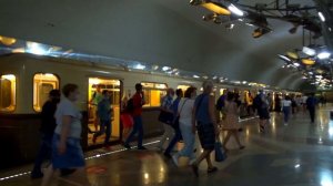 Ретро-электропоезд 81-717/714.5А прибывает на временную конечную станцию метро Тропарёво