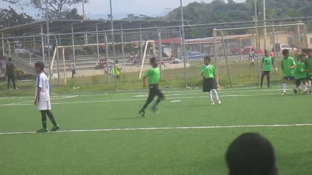 JUEGO DE FOOT ARABE UNIDO DE COLON CONTRA BLANCO Y NEGRO (INFANTIL) смотреть онлайн