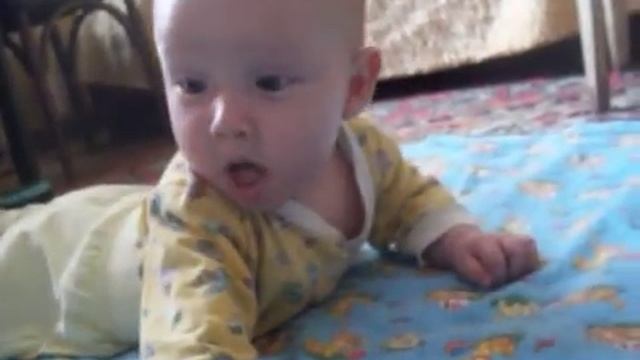 маленький ребенок смеется. смотреть онлайн