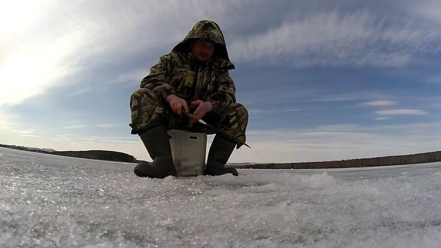 Весенняя рыбалка оз. Касли Челябинская обл. Ловля чебака(плотвы) на зимнюю удочку со льда. 2 часть смотреть онлайн