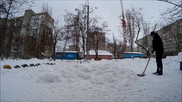 Снег и лопата. смотреть онлайн
