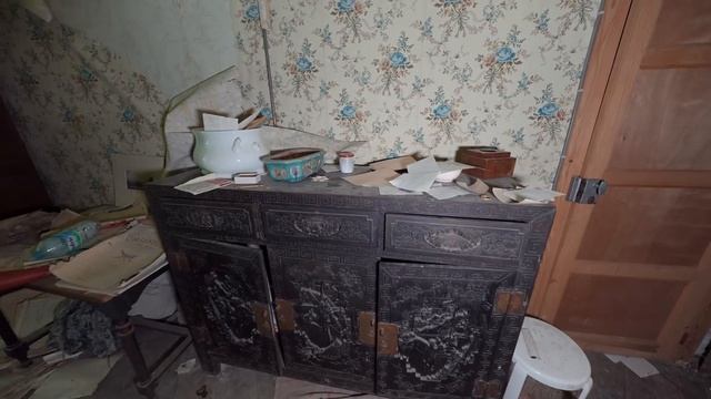 Abandoned Mysterious Mansion Hidden In The Woods ~ Family Disappeared смотреть онлайн