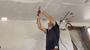 ?Провода в плите перекрытия. Вкручиваю шпильки в потолок. Временная проводка в подвале.