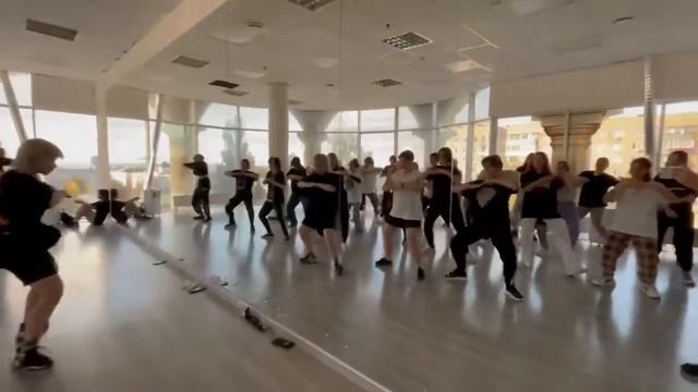 K-pop dance cover. Strey kids - CASE 143. смотреть онлайн