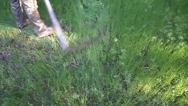 Как косить траву ручной косой How to mow the grass hand scythe смотреть онлайн