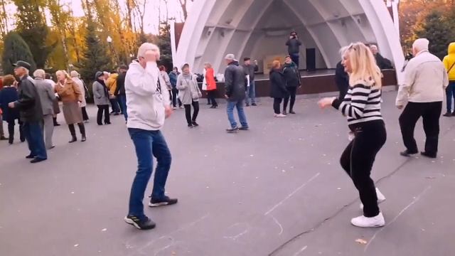 На берегу Чу я тебя ищу !!!??Танцы в парке Горького!!!??Харьков смотреть онлайн