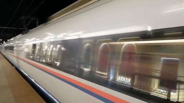 Сапсан летит мимо платформы ночью. Самый быстрый поезд в России. Сдвоенный скоростной поезд смотреть онлайн