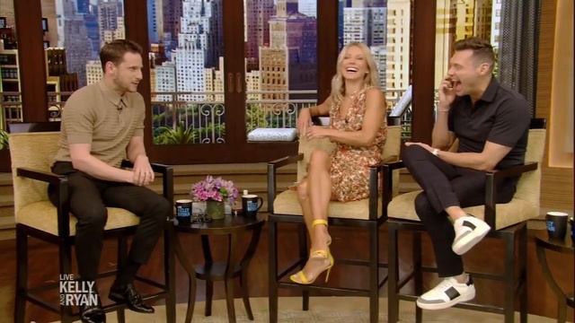 Jamie Bell Learned About Football After Marrying Kate Mara смотреть онлайн