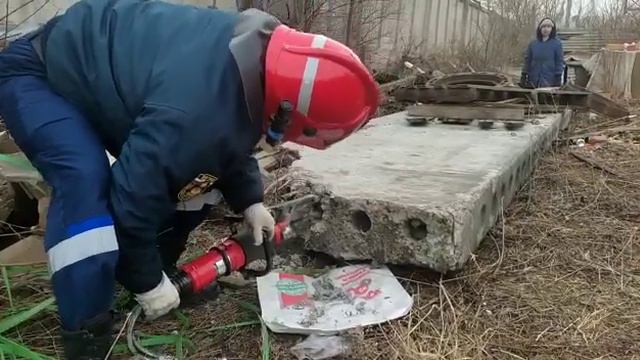 В Благовещенске спасли застрявшего в бетонной плите щенка смотреть онлайн