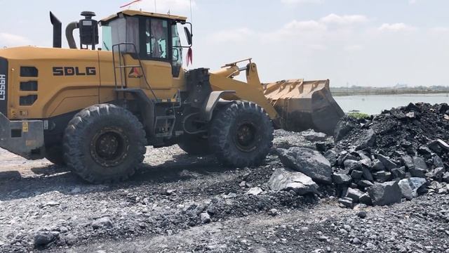 SDLG L956H Wheel Loader Loading And Pushing Rock to Backfill on development Area. смотреть онлайн