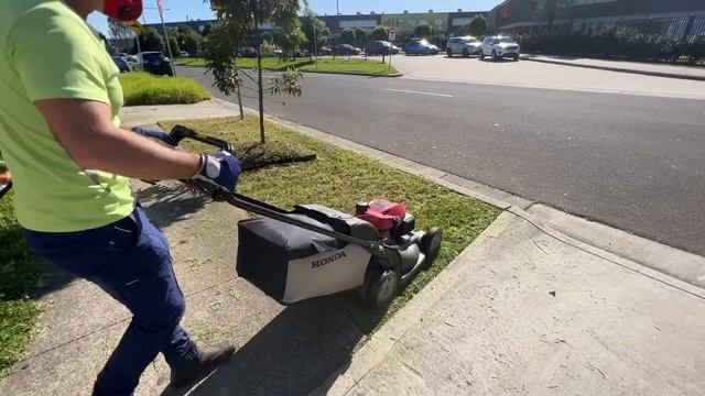 See What Happens When I Knock On This Door To Offer FREE Mowing смотреть онлайн