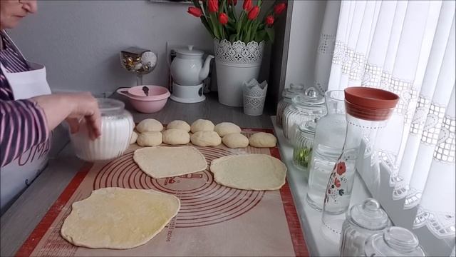 Трехслойные Рогалики и сахарные плюшки! смотреть онлайн