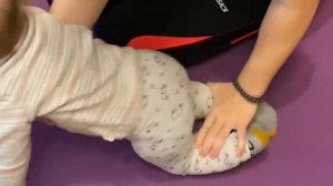 Как научить ребёнка ползать