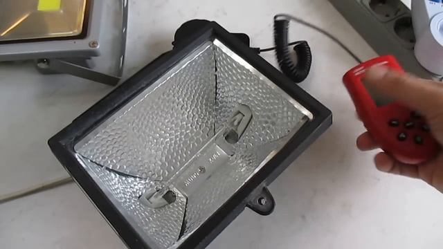 LED прожектор 20 вт с датчиком движения,обзор,тест,сравнение с 200 ваттным галогенным прожектором. смотреть онлайн