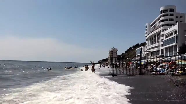 Алушта, 2 августа. Прибой на пляже смотреть онлайн