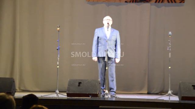 Вице-губернатор Смоленской области Николай Кузнецов исполняет песню в "День Катюши" смотреть онлайн