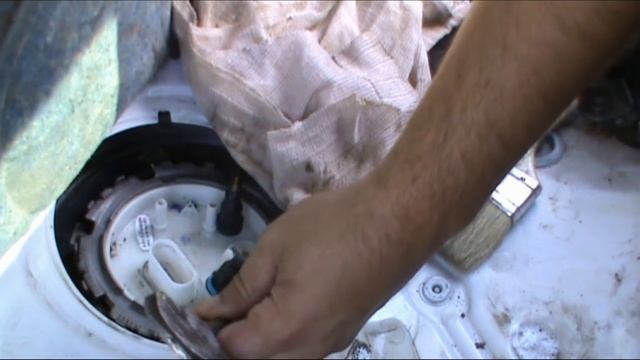 Снятие бензонасоса Фольксваген и Шкода\Removing gasoline pump VW and Skoda смотреть онлайн