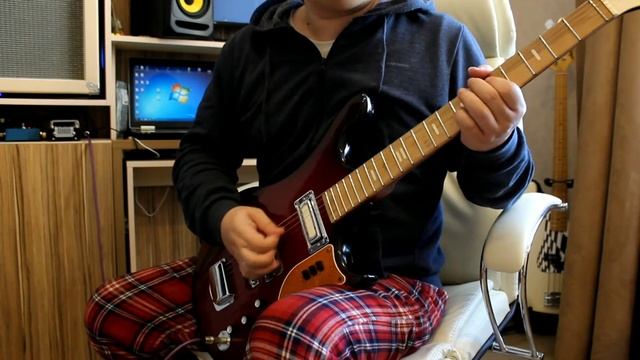 конструктор из дэки и электроники от баса Урал и грифа от электрогитары Тоника. для Авито