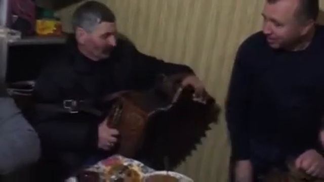 Дима Тащи бьёт барабан, а Дима Киру на гармошке играет смотреть онлайн