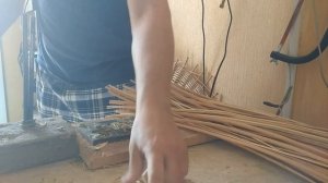 Строгание расколотого прута ивы на ленту для плетения. Обзор моего станка для строгания ленты.