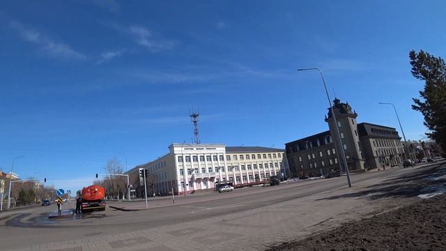 Караганда | подход к Гагарину - скульптурной космической композиции через улицу Ерубаева с Абая смотреть онлайн