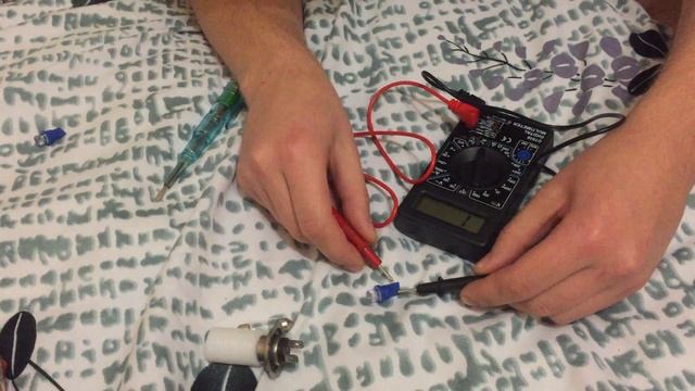 Как проверить лампочку мультиметром , контролькой