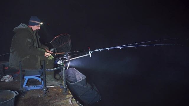Ночная РЫБАЛКА на фидер ОСЕНЬЮ! Как соблазнить НОЧНОГО ЛЕЩА на РЕКЕ? смотреть онлайн